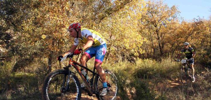 Rafa Revuelta se impone en casa a su compañero y amigo Alex Gómez y es virtual vencedor del Circuito MTB de Guadalajara
