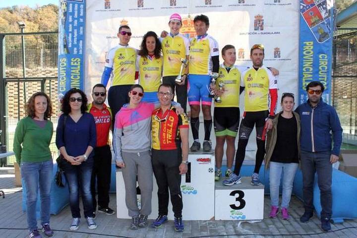 Rafa Revuelta se impone en casa a su compañero y amigo Alex Gómez y es virtual vencedor del Circuito MTB de Guadalajara