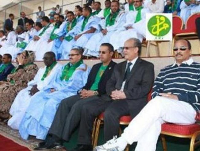 Le aburre el partido de fútbol y como es el Presidente de Mauritania...¡lo suspende!