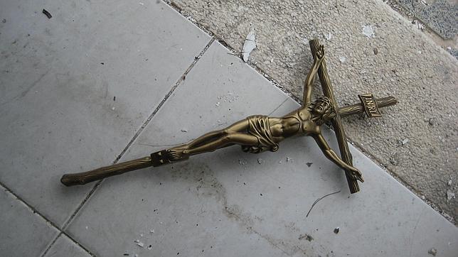 ¿Quién profanó siete tumbas y un nicho en el cementerio de Illana?