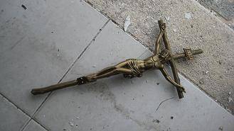 ¿Quién profanó siete tumbas y un nicho en el cementerio de Illana?