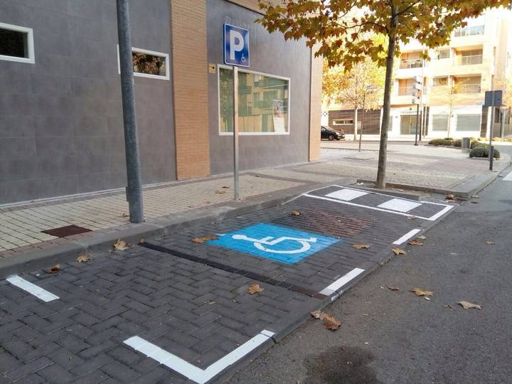 Señalizadas las plazas de aparcamiento reservado en el núcleo de Valdeluz 