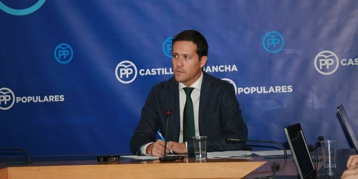 Velázquez denuncia que “a Page le interesa mucho el negocio de las clínicas privadas y poco los pacientes de la sanidad pública”