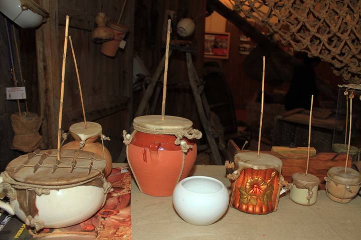 180 zambombas recuerdan el espíritu de las Navidades pasadas en Almonacid de Zorita