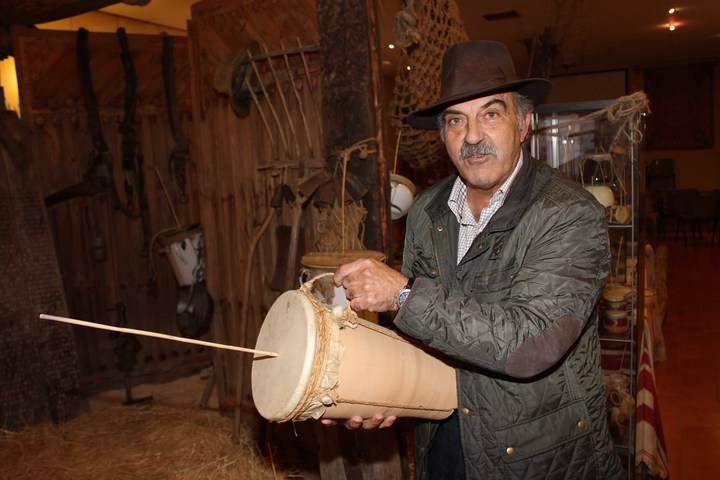 180 zambombas recuerdan el espíritu de las Navidades pasadas en Almonacid de Zorita