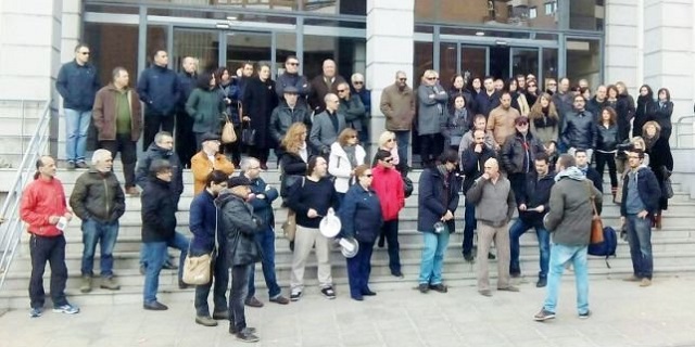 Los funcionarios le montan dos caceroladas a Page por 'sus mentiras y engaños'