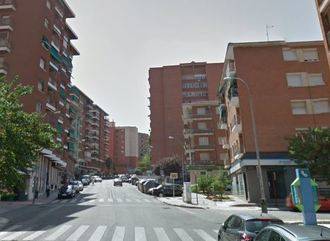 Un mal giro termina con un conductor de motocicleta con rodilla y clavícula rotas