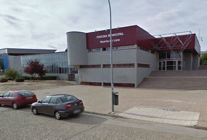 A partir de este fin de semana, la piscina municipal Huerta de Lara abrirá los domingos por la tarde