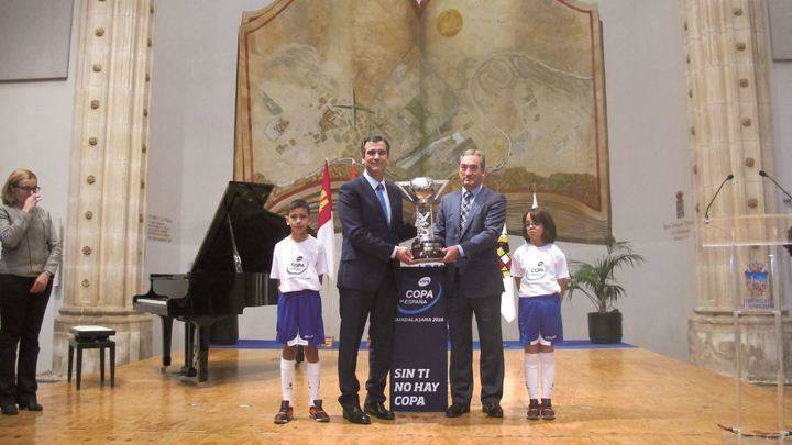 El trofeo de la XXVII Copa de España de Fútbol Sala ya luce en Guadalajara