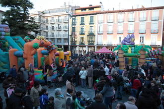 Cientos de personas participan en la merienda popular del Jueves Lardero en la capital