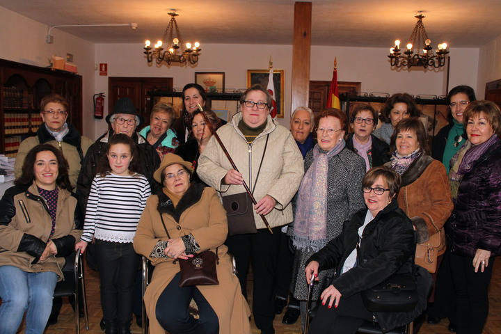 Cesión del bastón de mando en Almonacid de Zorita en la celebración de las Águedas