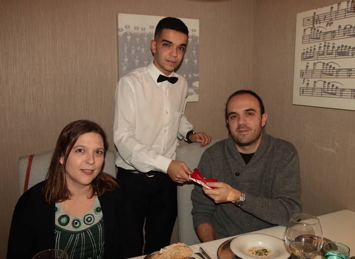 Los lectores galardonados, disfrutando de su comida en Amparito Roca, reciben su tarjeta regalo. / Foto: Eduardo Bonilla