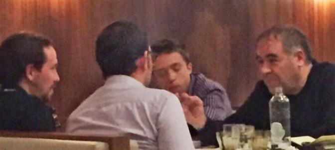 Antonio García Ferreras de La Sexta en un restaurante con los líderes de Podemos