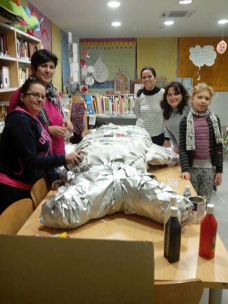 Los seteros preparan una sardina de colores en la Biblioteca