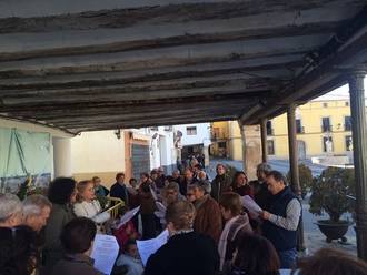 Pareja brinda por la llegada de la Navidad