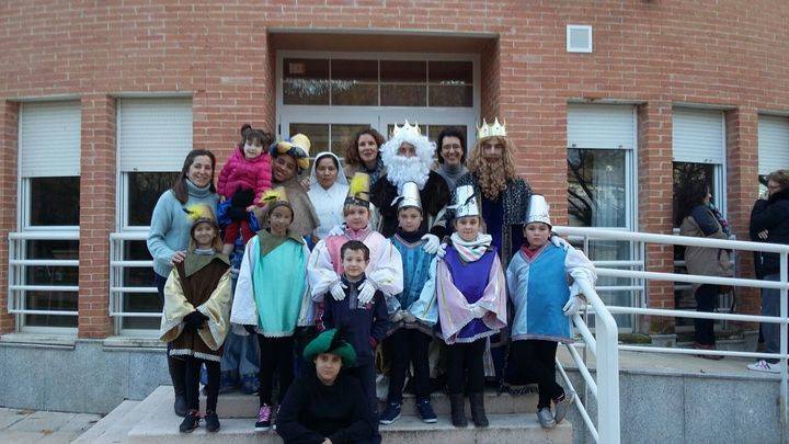 Los Reyes Magos llevaron la ilusión a los niños y mayores de Almonacid de Zorita