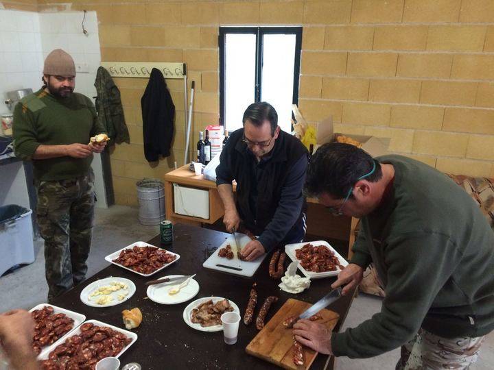 Los agalloneros prueban los chorizos de la matanza