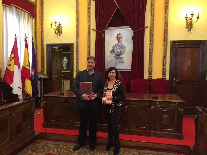 Isabel Nogueroles, concejal de Turismo y Hermanamientos, recibe al investigador Enrique S. Aguinga Cortés