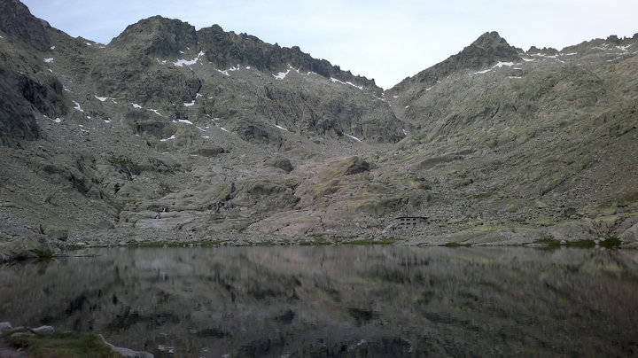 Un montañero de 54 años de Guadalajara fallece tras caerse de una altura de 100 metros en el Pico Almanzor
