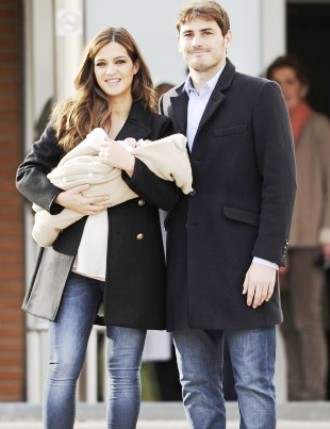 A Sara Carbonero :¿Quién te has creído que eres, la nueva Victoria Beckham? Vaya malo que es tu marido