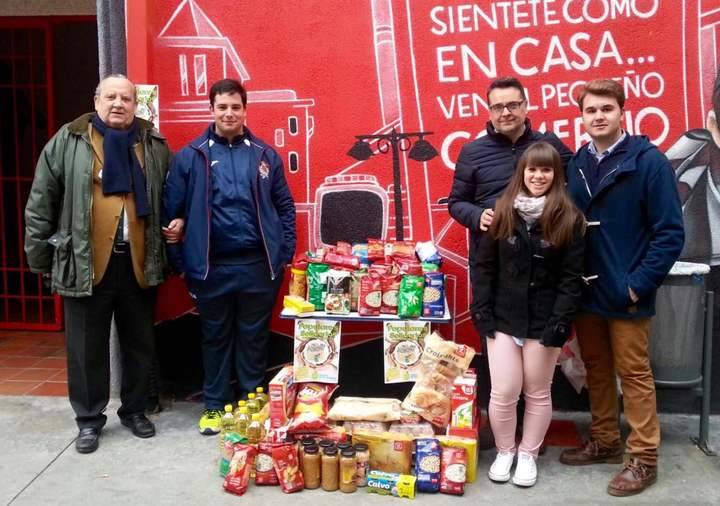 Populares solidarios entregó más de 200 Kg de alimentos a Cáritas El Casar