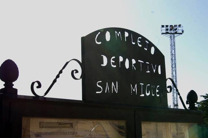 La zona del complejo deportivo San Miguel ha sufrido de forma severa las consecuencias del fuerte viento. Fotografía: Álvaro Díaz Villamil / Ayuntamiento de Azuqueca