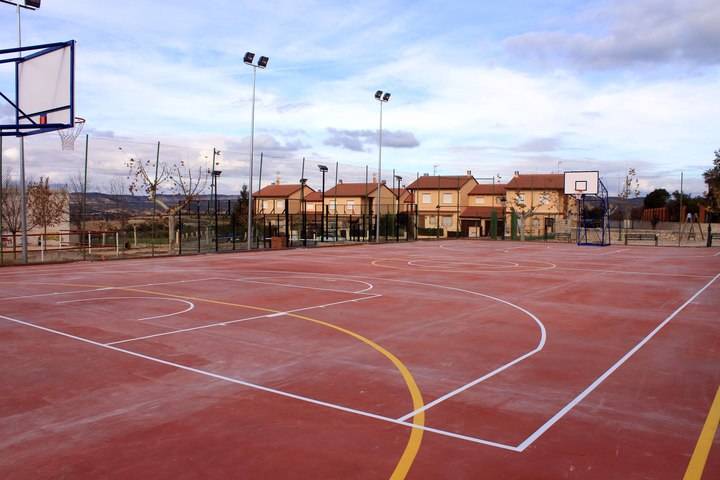 El Ayuntamiento de Almonacid renueva las pistas del Polideportivo Virgen de la Luz