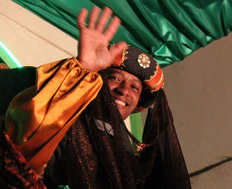 Centenares de niños y mayores se echaron a la calle para saludar a Sus Majestades los Reyes Magos de Oriente en su recorrido por Cabanillas
