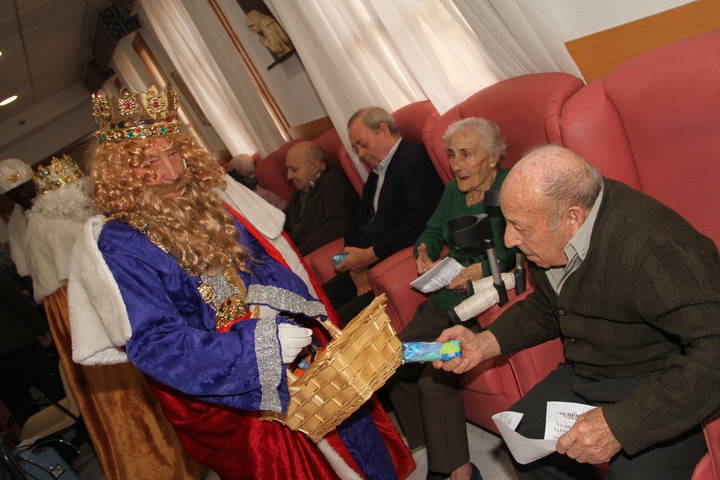 Los Reyes Magos reparten en Sigüenza ilusión en la última gran fiesta de la Navidad