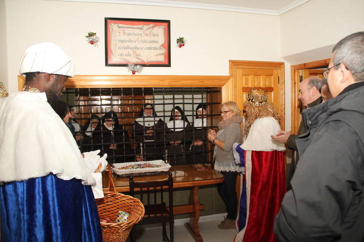 Los Reyes Magos reparten en Sigüenza ilusión en la última gran fiesta de la Navidad