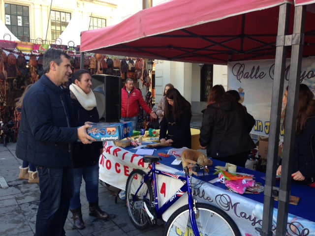 La Plaza Mayor se llena de juguetes a través de la Calle Mayor Solidaria