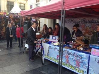 La Plaza Mayor se llena de juguetes a través de la Calle Mayor Solidaria