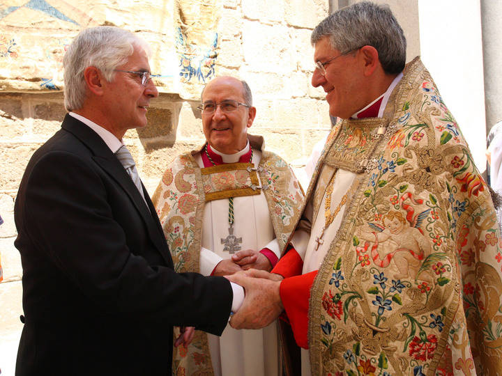 El expresidente de Castilla La Mancha, el socialista Jose María Barreda saluda al arzobispo de Toledo el día del Corpus