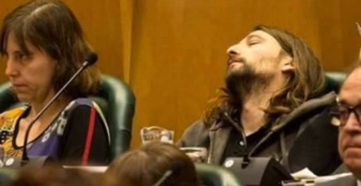 Pillan a un concejal de Podemos durmiendo..¡en un Pleno Extraordinario del ayuntamiento!