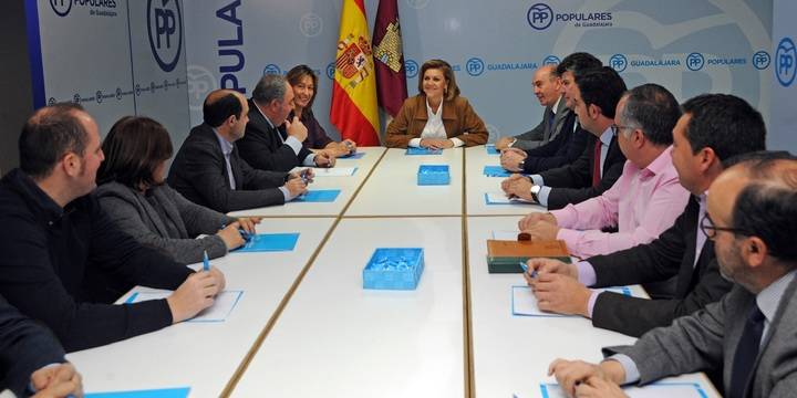 Cospedal muestra en Guadalajara su preocupación por la fuga de empresas motivada por la subida de impuestos de PSOE-Podemos