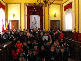 Alumnos de tercero de primaria del colegio Sagrado Corazón conocen el Ayuntamiento de Guadalajara