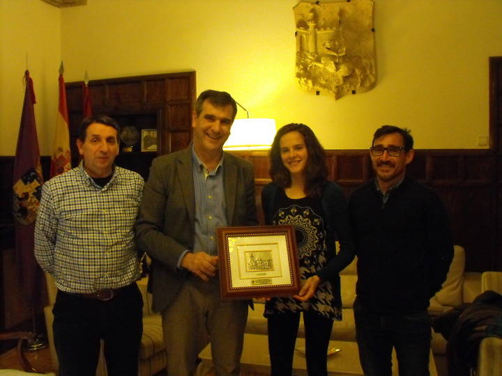 Ana Lozano recibe la felicitación del alcalde y del concejal de Deportes por la medalla conseguida en el Campeonato de España de pista cubierta
