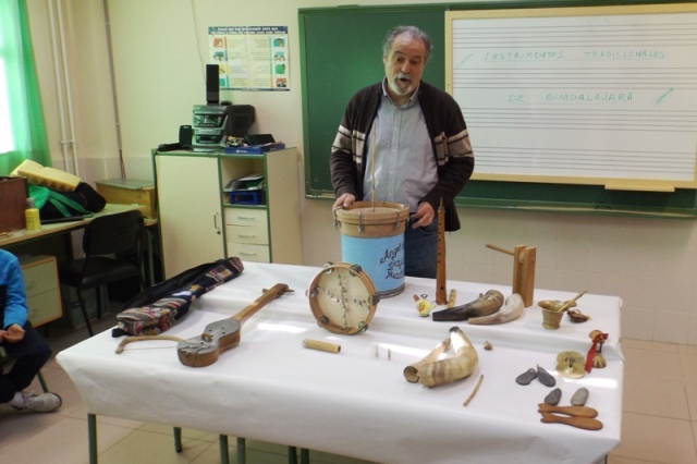Más de 350 escolares han participado en talleres de Diputación de instrumentos musicales y juguetes tradicionales 