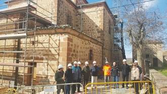 José Manuel Latre se interesa por las obras de rehabilitación del Santuario de Barbatona