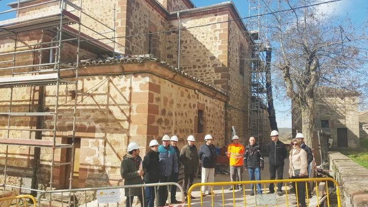 José Manuel Latre se interesa por las obras de rehabilitación del Santuario de Barbatona