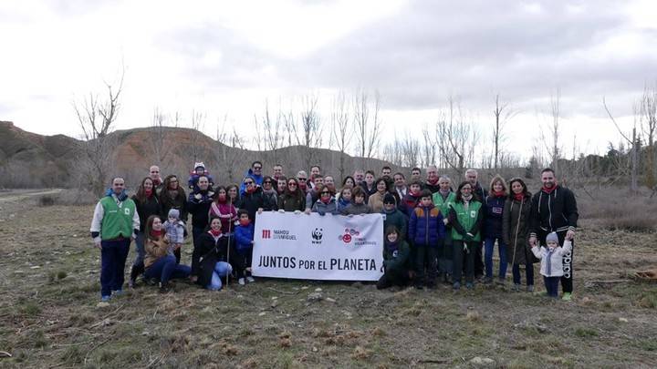 Mahou San Miguel y WWF restauran la ribera del río Henares en una jornada de voluntariado medioambiental