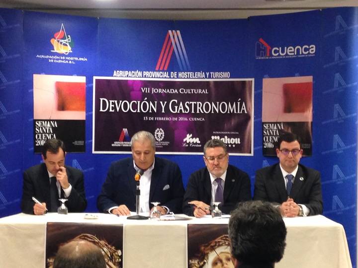 El alcarreño Jesús Orea viajó hasta Cuenca para hablar de la Semana Santa de Guadalajara