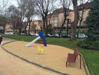 Así luce la plaza Sor María Lovelle, con nuevos accesos y ajardinamiento con una zona de juegos