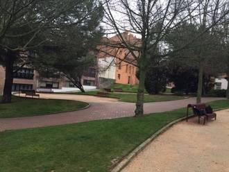 Así luce la plaza Sor María Lovelle, con nuevos accesos y ajardinamiento con una zona de juegos