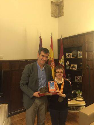 El alcalde recibe a Marta Martínez, ganadora de tres oros en el Campeonato de España para personas con Discapacidad Intelectual