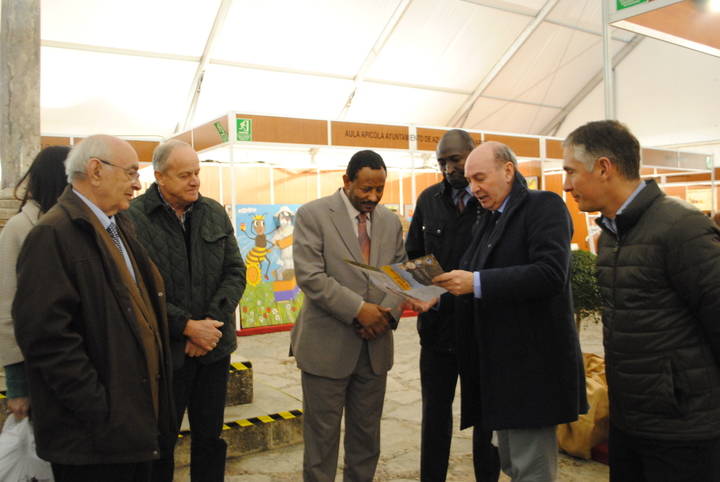 José Manuel Latre muestra las posibilidades del sector apícola al embajador de Sudán en Pastrana 