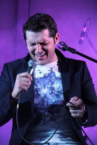 Manu Tenorio en Trillo: Para mí, cantar es una oportunidad que me da la vida de entregarme a la gente