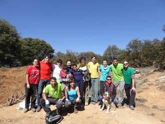 Un grupo de voluntarios trabajan para limpiar el bosque de Valdenazar de ailanto