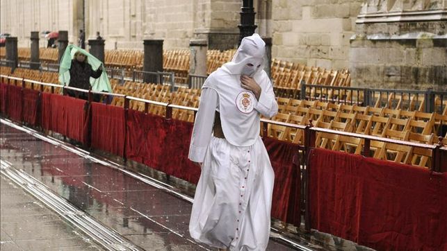 Sevilla ya ha suspendido este Lunes Santo 5 procesiones por la lluvia 