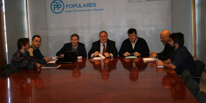 Tirado traslada a Podemos la importancia de bajar los impuestos a los ciudadanos para evitar la fuga de empresas